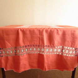 ドイツの手仕事/コーラルピンク色のリネン生地にホルサム刺繍が素晴らしいテーブルクロス 2枚目の画像