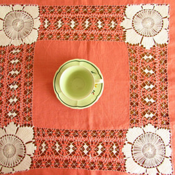 ドイツの手仕事/コーラルピンク色のリネン生地にホルサム刺繍が素晴らしいテーブルクロス 9枚目の画像
