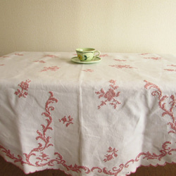 フランスの手仕事/淡いピンク色のお花の手刺繍入り円形テーブルクロス (ヴィンテージ・リメイク生地) 1枚目の画像