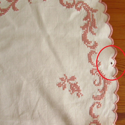 フランスの手仕事/淡いピンク色のお花の手刺繍入り円形テーブルクロス (ヴィンテージ・リメイク生地) 10枚目の画像