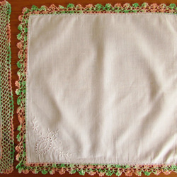 フランスの手仕事/ピンクとミントグリーンの混色糸で編まれた手編みレースハンカチ ２枚 (ヴィンテージ) 3枚目の画像