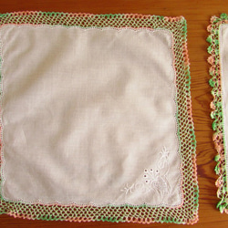 フランスの手仕事/ピンクとミントグリーンの混色糸で編まれた手編みレースハンカチ ２枚 (ヴィンテージ) 4枚目の画像