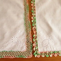 フランスの手仕事/ピンクとミントグリーンの混色糸で編まれた手編みレースハンカチ ２枚 (ヴィンテージ) 5枚目の画像