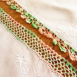 フランスの手仕事/ピンクとミントグリーンの混色糸で編まれた手編みレースハンカチ ２枚 (ヴィンテージ) 6枚目の画像