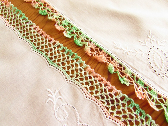 フランスの手仕事/ピンクとミントグリーンの混色糸で編まれた手編みレースハンカチ ２枚 (ヴィンテージ) 6枚目の画像