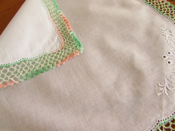 フランスの手仕事/ピンクとミントグリーンの混色糸で編まれた手編みレースハンカチ ２枚 (ヴィンテージ) 7枚目の画像