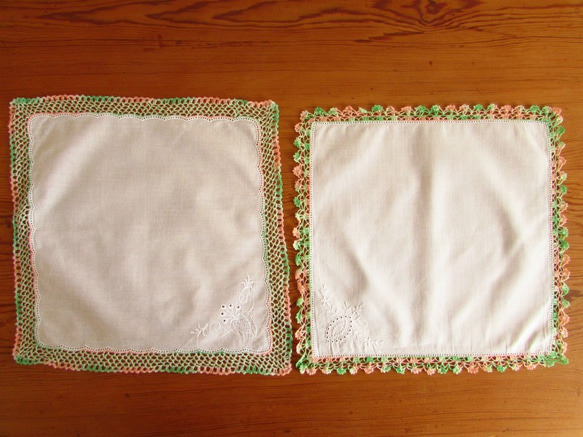 フランスの手仕事/ピンクとミントグリーンの混色糸で編まれた手編みレースハンカチ ２枚 (ヴィンテージ) 8枚目の画像