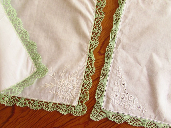 フランスの手仕事/ミントグリーンの糸で編まれた手編みレース エジングハンカチ ２枚 (ヴィンテージ) 2枚目の画像