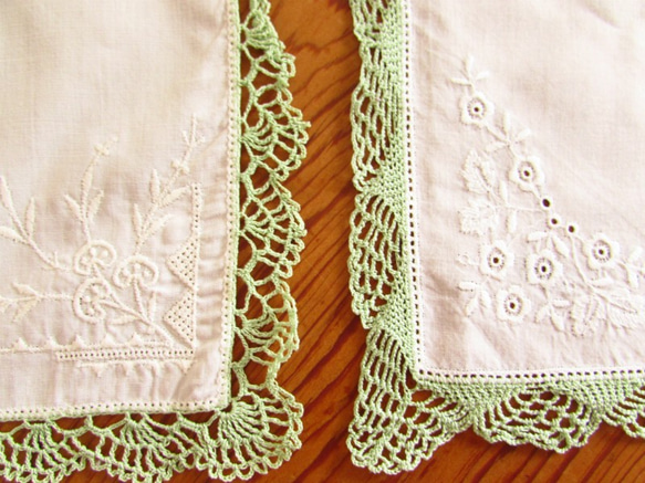 フランスの手仕事/ミントグリーンの糸で編まれた手編みレース エジングハンカチ ２枚 (ヴィンテージ) 6枚目の画像
