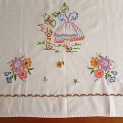 ドイツの手仕事/バイエルンの民族衣装の男女 手刺繍 オーバータオル (カフェカーテン) 2枚目の画像