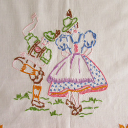 ドイツの手仕事/バイエルンの民族衣装の男女 手刺繍 オーバータオル (カフェカーテン) 3枚目の画像