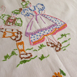 ドイツの手仕事/バイエルンの民族衣装の男女 手刺繍 オーバータオル (カフェカーテン) 4枚目の画像