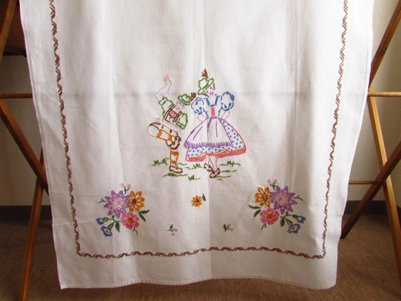 ドイツの手仕事/バイエルンの民族衣装の男女 手刺繍 オーバータオル (カフェカーテン) 8枚目の画像