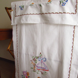 ドイツの手仕事/バイエルンの民族衣装の男女 手刺繍 オーバータオル (カフェカーテン) 9枚目の画像