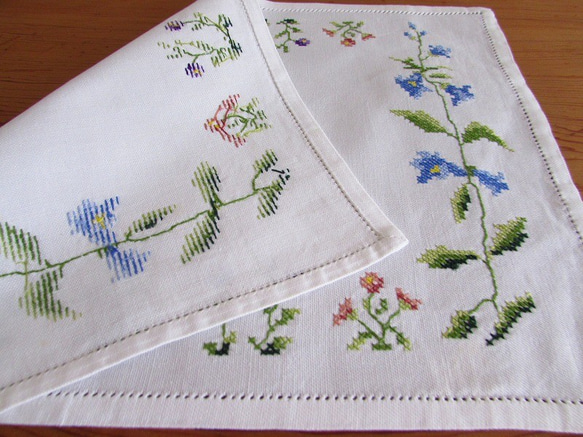 フランスの手仕事/素敵な野花の手刺繍入りスクエア型テーブルマット (ヴィンテージ) 8枚目の画像