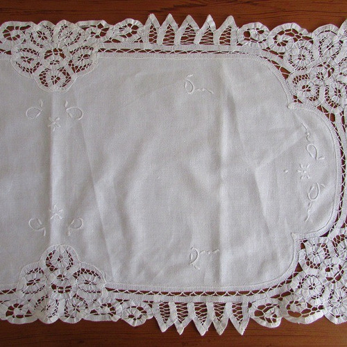 ドイツの手仕事/バテンレースと白糸手刺繍のテーブルセンター