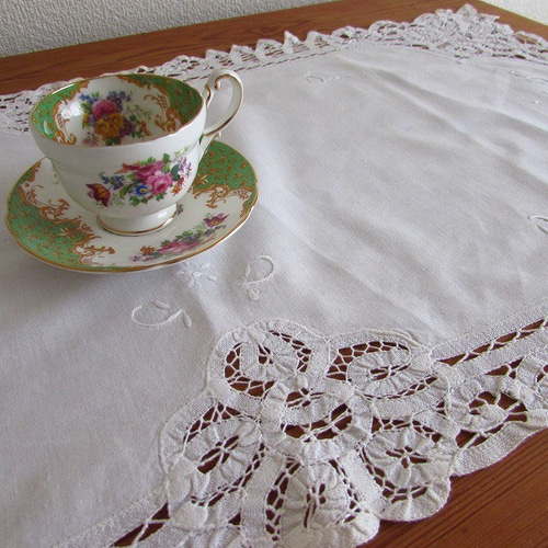 ドイツの手仕事/バテンレースと白糸手刺繍のテーブルセンター