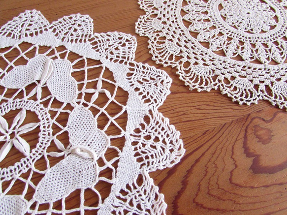 フランスの手仕事/アイボリー色の糸で編まれた手編みレース・ドイリー2枚 (ヴィンテージ・リメイク素材) 8枚目の画像