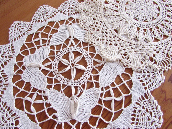フランスの手仕事/アイボリー色の糸で編まれた手編みレース・ドイリー2枚 (ヴィンテージ・リメイク素材) 10枚目の画像