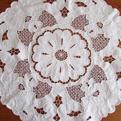 フランスのヴィンテージ/素敵なお花のカットワーク刺繍 テーブルマット (リメイク素材) 2枚目の画像