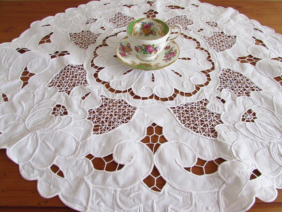 フランスのヴィンテージ/素敵なお花のカットワーク刺繍 テーブルマット (リメイク素材) 4枚目の画像