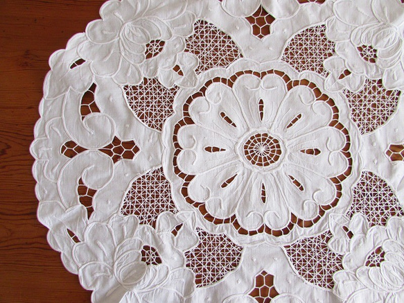 フランスのヴィンテージ/素敵なお花のカットワーク刺繍 テーブルマット (リメイク素材) 5枚目の画像