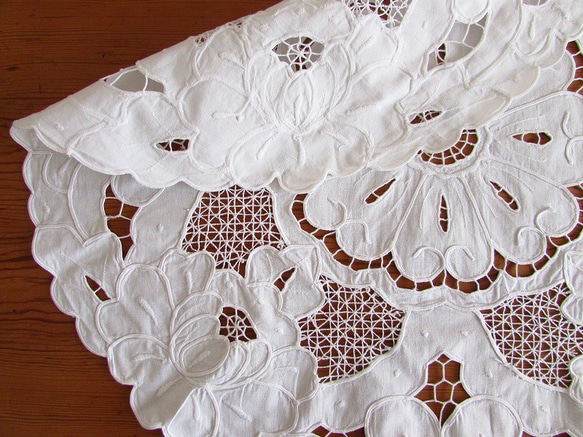 フランスのヴィンテージ/素敵なお花のカットワーク刺繍 テーブルマット (リメイク素材) 7枚目の画像
