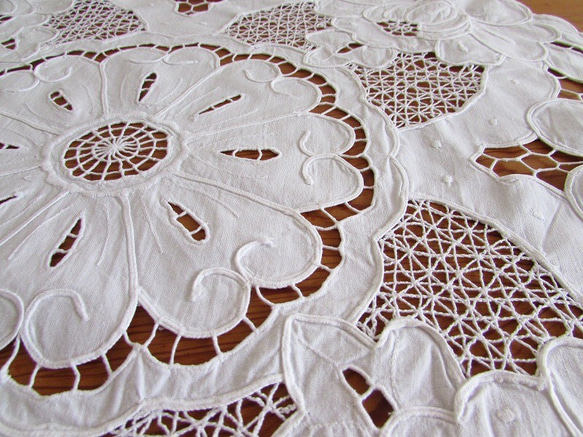フランスのヴィンテージ/素敵なお花のカットワーク刺繍 テーブルマット (リメイク素材) 9枚目の画像
