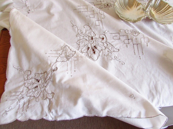 フランスの手仕事/華やかなグレーベージュのお花の手刺繍 大判テーブルクロス (ヴィンテージ) 1枚目の画像