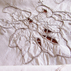 フランスの手仕事/華やかなグレーベージュのお花の手刺繍 大判テーブルクロス (ヴィンテージ) 8枚目の画像