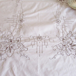フランスの手仕事/華やかなグレーベージュのお花の手刺繍 大判テーブルクロス (ヴィンテージ) 9枚目の画像