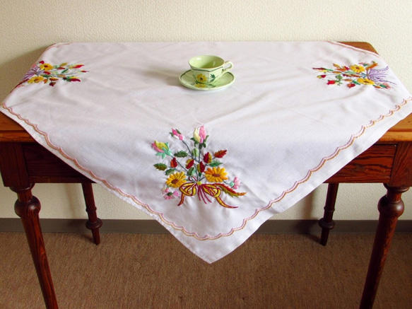 フランスの手仕事/色とりどりのお花のブーケ 手刺繍入り テーブルクロス (ヴィンテージ) 2枚目の画像