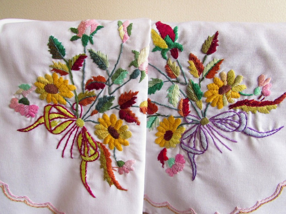 フランスの手仕事/色とりどりのお花のブーケ 手刺繍入り テーブルクロス (ヴィンテージ) 9枚目の画像