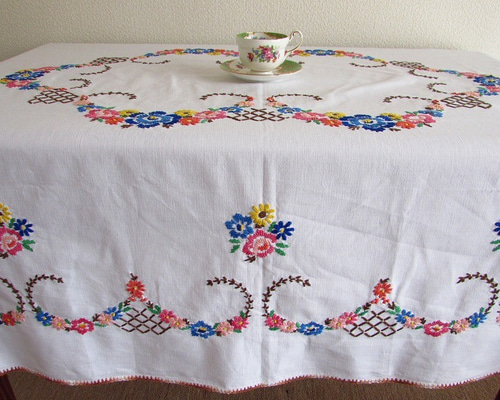 テーブルクロス　白　刺繍　お花 a9c4930038f7519123127e298b2888