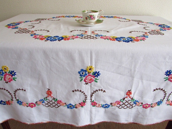 花柄刺繍　 大判テーブルクロス フランスの手仕事/色とりどりの可愛いお花の手刺繍がたくさん 大判