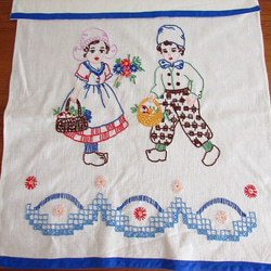 ドイツの手仕事/民族衣装の可愛い男の子と女の子の手刺繍 生地・カーテン (ヴィンテージ) 3枚目の画像