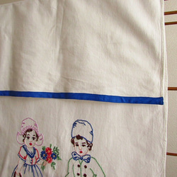 ドイツの手仕事/民族衣装の可愛い男の子と女の子の手刺繍 生地・カーテン (ヴィンテージ) 6枚目の画像