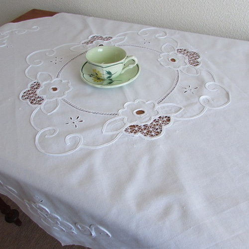 ドイツヴィンテージ　カットワーク　テーブルクロス ドイツのヴィンテージ/カットワーク刺繍の素敵な白生地 テーブル