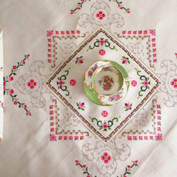 フランスの手仕事/色鮮やかなピンクのお花のクロスステッチ手刺繍 テーブルクロス (ヴィンテージ) 5枚目の画像