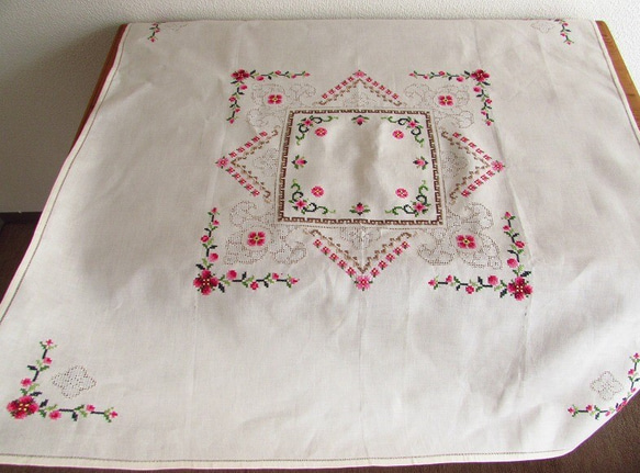 フランスの手仕事/色鮮やかなピンクのお花のクロスステッチ手刺繍 テーブルクロス (ヴィンテージ) 3枚目の画像