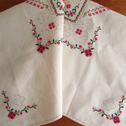 フランスの手仕事/色鮮やかなピンクのお花のクロスステッチ手刺繍 テーブルクロス (ヴィンテージ) 4枚目の画像
