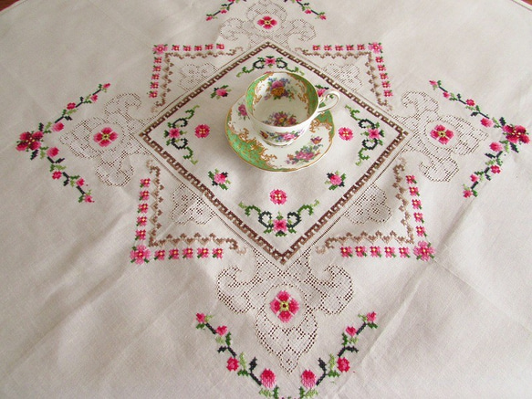 フランスの手仕事/色鮮やかなピンクのお花のクロスステッチ手刺繍 テーブルクロス (ヴィンテージ) 1枚目の画像