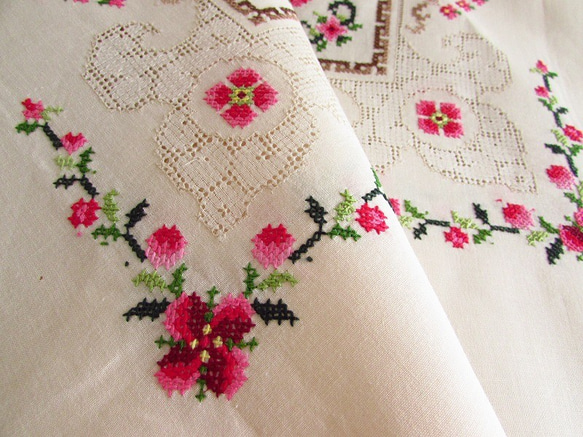 フランスの手仕事/色鮮やかなピンクのお花のクロスステッチ手刺繍 テーブルクロス (ヴィンテージ) 6枚目の画像