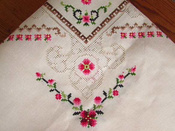 フランスの手仕事/色鮮やかなピンクのお花のクロスステッチ手刺繍 テーブルクロス (ヴィンテージ) 8枚目の画像