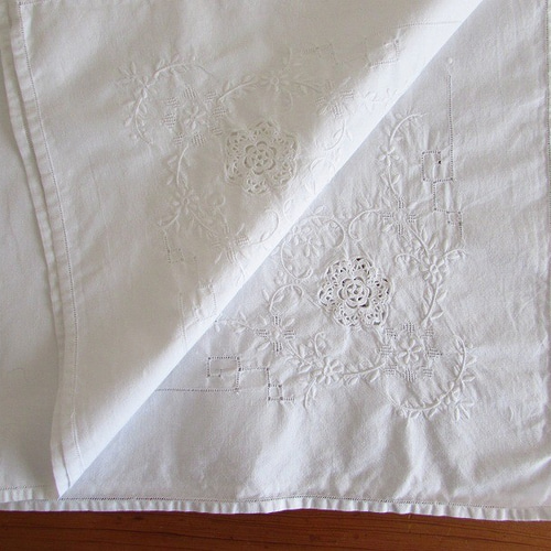 白糸手刺繍　手編みレース繋ぎ　テーブルクロス 白糸手刺繍 手編みレース繋ぎ テーブルクロス 白い刺繍レース花