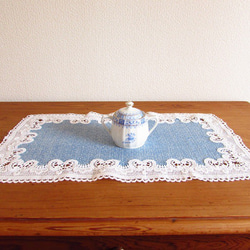 ドイツ/ブルーの生地の周りにプラウエンレースがあしらわれたテーブルマット (ヴィンテージ) 3枚目の画像