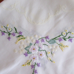 ドイツの手仕事/絵を描いたような紫と黄色のお花の手刺繍 テーブルクロス (ヴィンテージ) 3枚目の画像