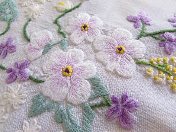 ドイツの手仕事/絵を描いたような紫と黄色のお花の手刺繍 テーブルクロス (ヴィンテージ) 7枚目の画像