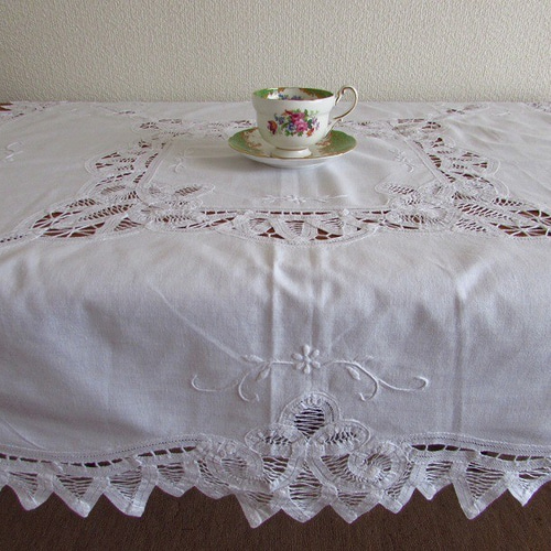 フランスの手仕事/華やかなバテンレースと白糸刺繍のテーブル