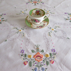 ドイツの手仕事/アネモネや色とりどりの小花の花束の手刺繍 テーブルクロス (ヴィンテージ) 1枚目の画像